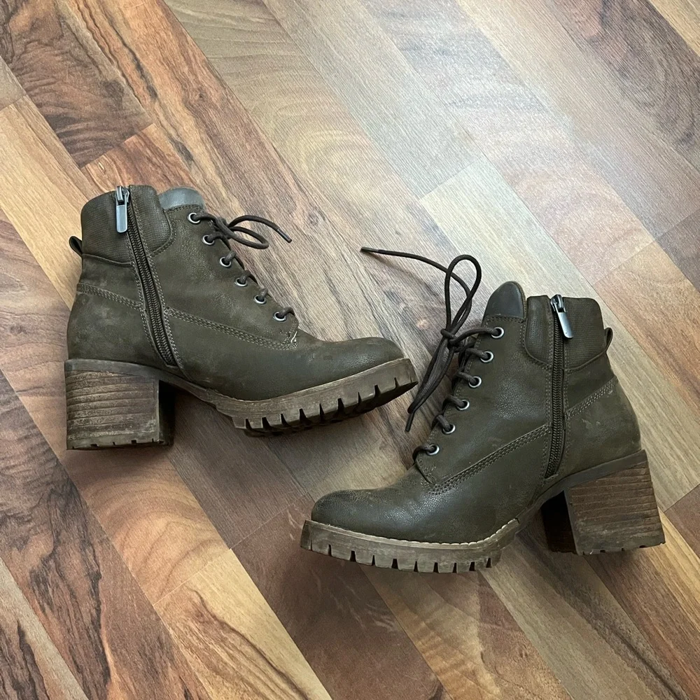 Crown Vintage Brown Lace-Up Ankle Boots - Picture 4 of 10